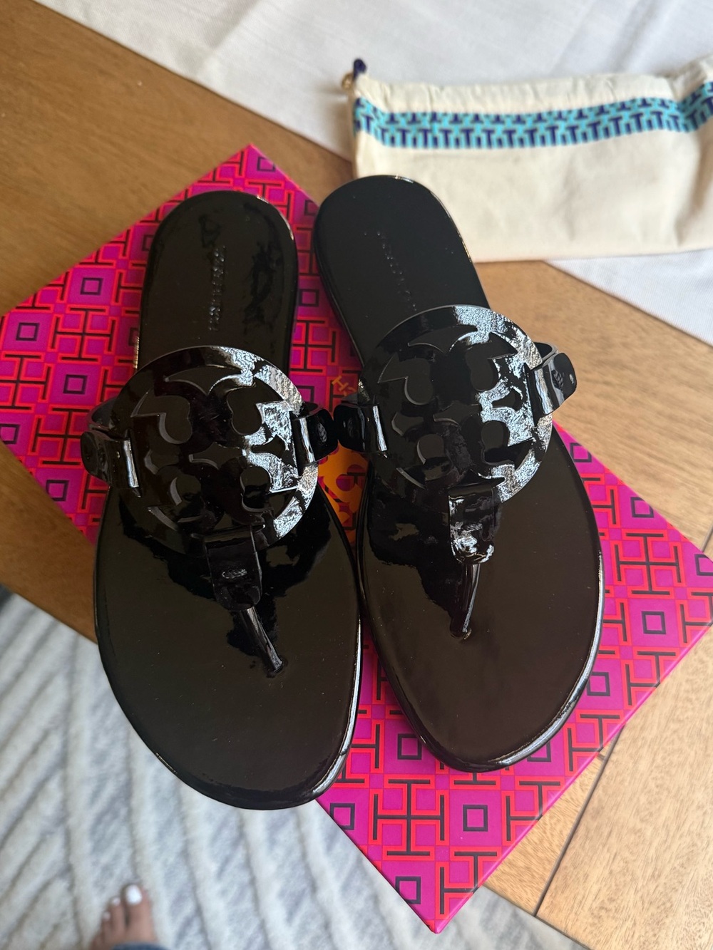 New Tory Burch Black calf Leather Logo Thong Sandals in patent black - Picture 3 of 7